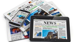Visuel avec des journaux et des tablettes