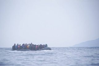 Photo de réfugiés sur un bateau en Méditerranée