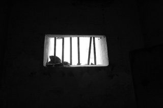 Mur noir et barreaux