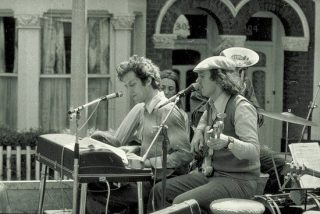Photographie de Cornelius Cardew au clavier avec d'autres musiciens