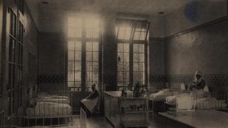 Infirmière tenant dans ses bras un bébé dans une pouponnière