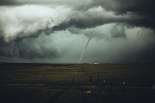 Une tornade s'abat sur un paysage