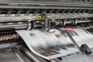 Un journal sort d'une rotative.