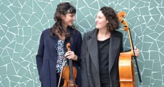 Portrait de Apolline Kirklar et Lucie Arnal (duo Zyia)