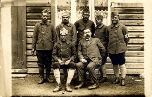 portrait de 6 soldats kanaks et d'un homme blanc habillé en civil