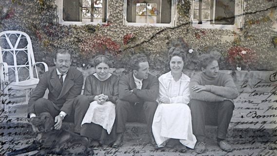 Trois hommes et deux femmes posent devant la maison familiale.
