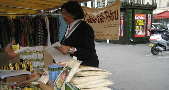 Femme devant un étalage de produits