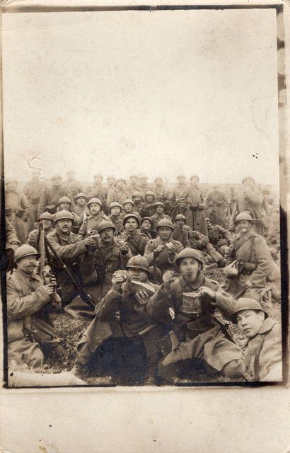 Des dizaines de soldats font face à l'objectif. C'est la pause, ils sont en train de manger.