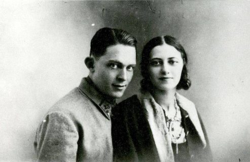 Un jeune couple pose face au photographe