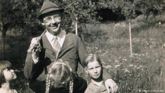 Heinrich Himmler pose avec de 3 jeunes enfants
