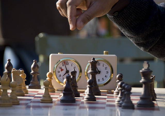 Plateau de jeu, pièces d'échecs et pendule