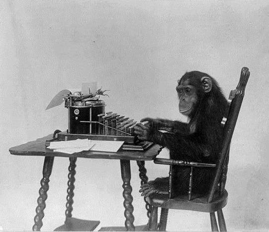 Chimpanzé assis à une machine à écrire