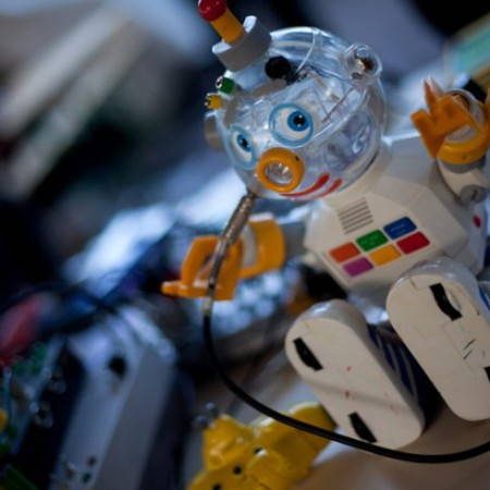 Instruments de musique insolite créés à partir d'un jouet en forme de petit robot