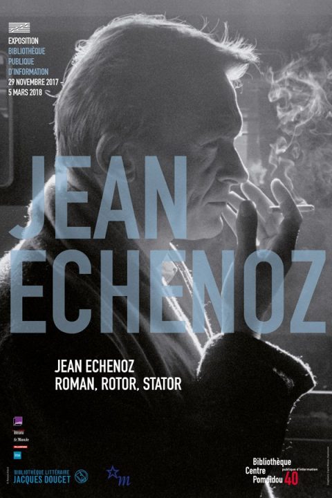 Photo en noir et blanc de Jean Echenoz en train de fumer une cigarette
