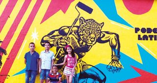 Enfants posant devant un graffiti