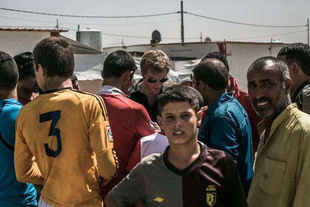 Samuel Forey au milieu d'une foule dans le camp de Dibaga en Irak