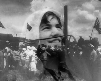 Deux images en surimpression : celle d'une foule et celle du visage souriant d'une jeune fille.