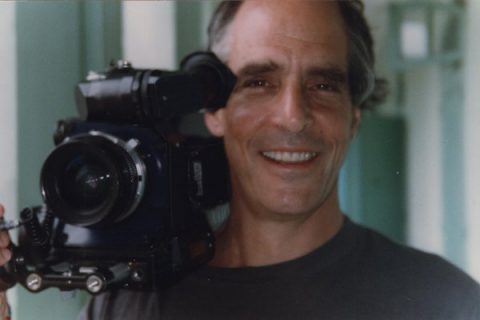 Portrait de Robert Kramer, caméra à l'épaule.
