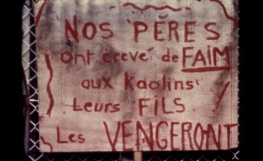 Une banderole sur laquelle on peut lire : "Nos pères ont crevé de faim aux kaolins, leurs fils les vengeront".