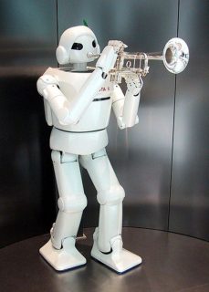 Petit robot en train de jouer de la trompette