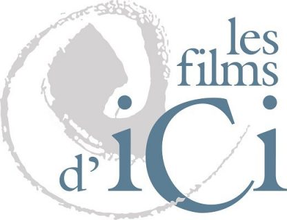 Logo qui représente un mouvement circulaire gris clair et le nom Les Films d'Ici avec le C de grande taille en bleu moyen.
