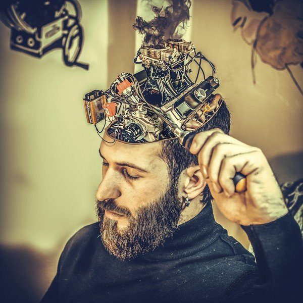 Homme manipulant son cerveau artificiel