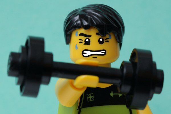 Personnage de Lego en train de faire de la musculation