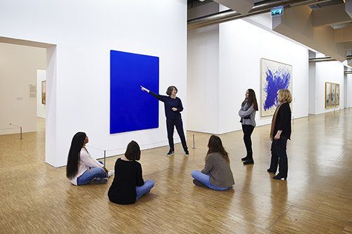 Groupe de personne en visite devant une oeuvre au Centre Pompidou