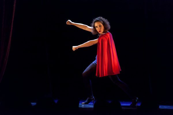 Photo de Laureline Kuntz sur scène avec une cape rouge