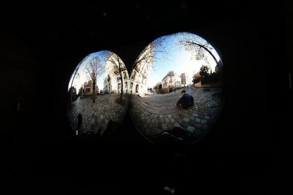 Vues binoculaires issues d'une caméra 360 d'une rue avec un jeune homme assis