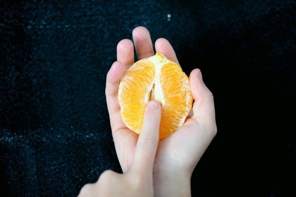 Doigt sur une orange