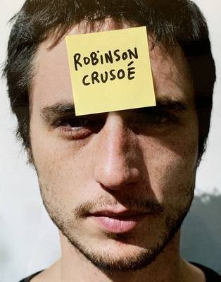Portrait d'un homme avec un post-it Robinson Crusoé sur le front