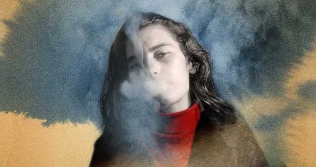 Portrait d'une femme qui fume