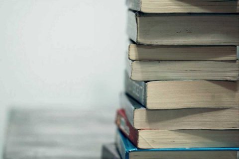 Pile de livres sur une table