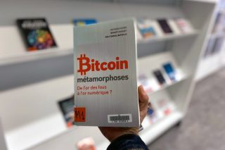 ouvrage sur le bitcoin devant un meuble de valorisation de la bibliotheque