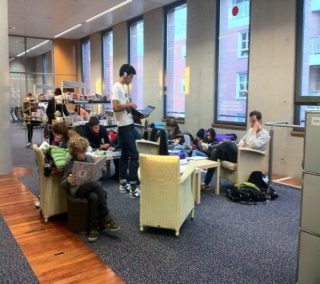 Photo d'un groupe de collégiens dans une bibliothèque à Toulouse.