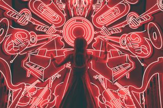 visuel représentant une femme entourée de multiples instruments sur un fonds rouge.