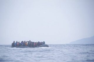 Photo de réfugiés sur un bateau en Méditerranée