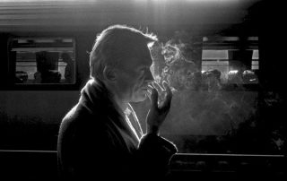 Portrait de Jean Echenoz avec une cigarette à la main