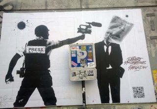 Street art représentant un journaliste en action