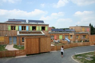 Écoconstruction de logements sociaux en 2010 par une entreprise qui emploie et forme des personnes éloignées du marché du travail à Loos-en-Gohelle, dans le Pas-de-Calais.