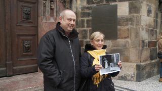 le couple Strnad montre une photo de leur mariage, extrait du film