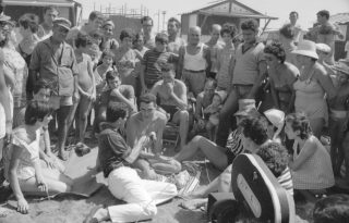 Pasolini posant des questions à une foule sur la plage