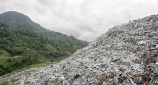 Une montagne face à une montagne de déchets