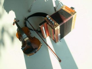 Violon et accordéon, instruments de la musique cadienne et du zydéco
